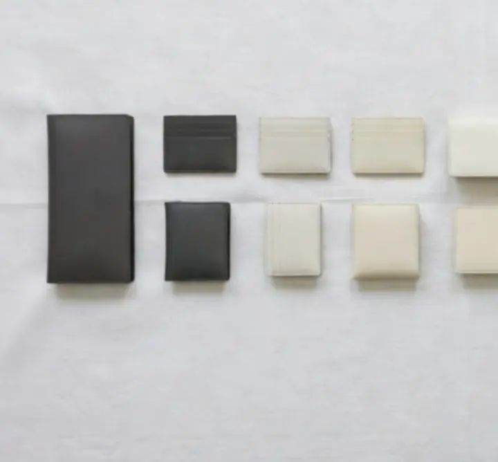 Studyjna kompozycja przedstawiająca paletę kolorystyczną kolekcji: antracyt, kość słoniowa i złoto