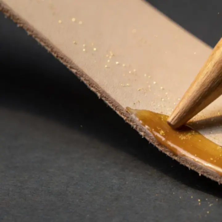 Precyzyjne polerowanie krawędzi skórzanej drewnianym narzędziem